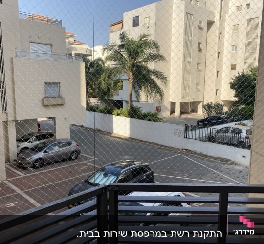 רשת להרחקת יונים במרפסת 